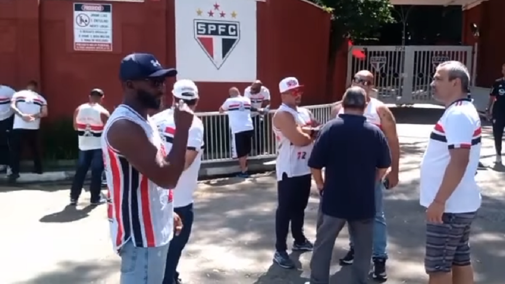Torcedores do São Paulo no CT da Barra Funda