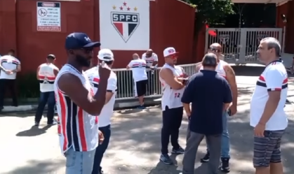 Torcedores do São Paulo no CT da Barra Funda