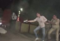 Ex-parlamentar indiano é morto ao vivo na TV enquanto estava sob custódia da polícia