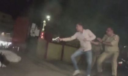 Ex-parlamentar indiano é morto ao vivo na TV enquanto estava sob custódia da polícia