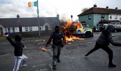 Manifestantes atiram coquetéis molotov contra polícia na Irlanda do Norte 