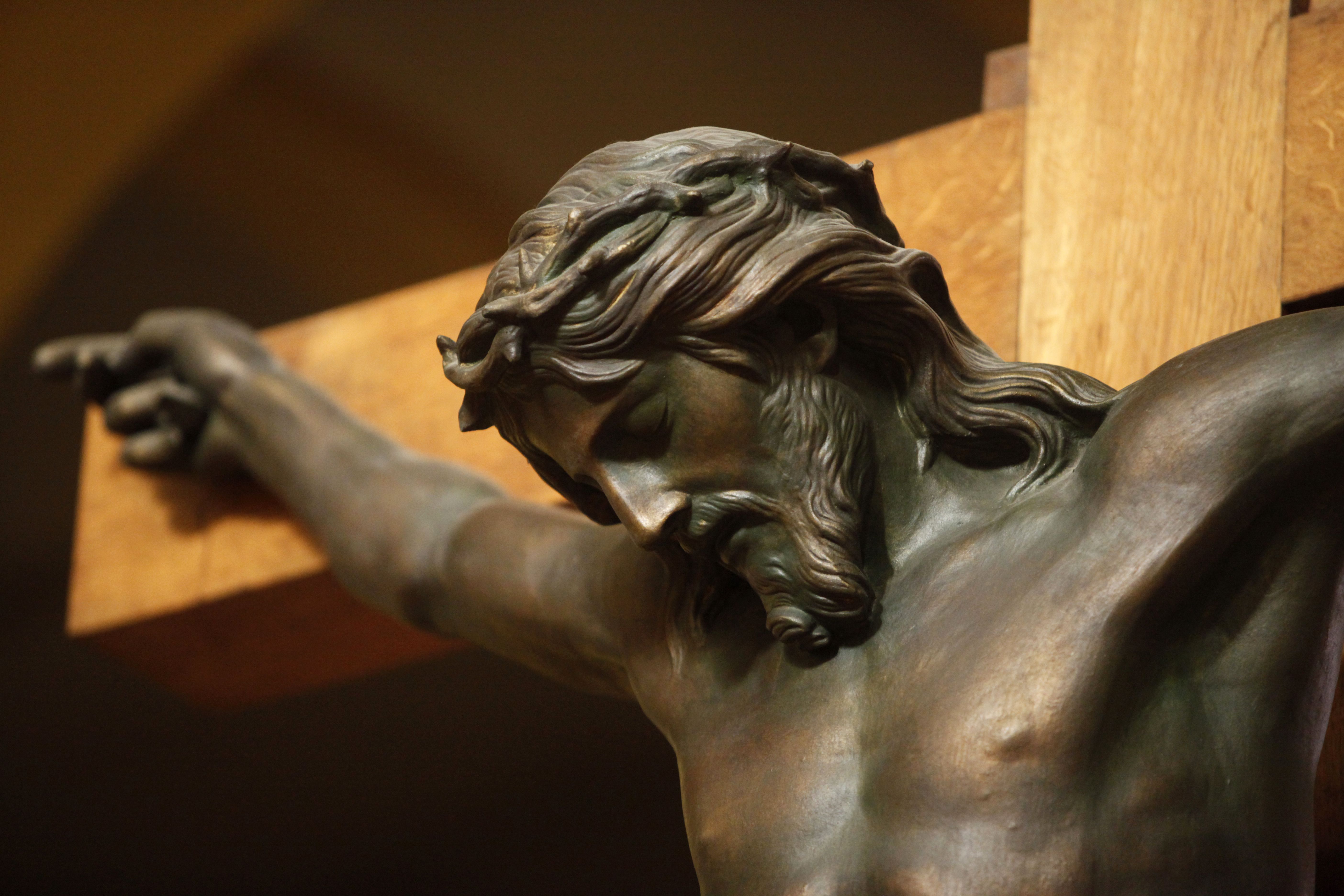 Paris, França, Igreja de Saint-Dominique, Estátua de Cristo na cruz