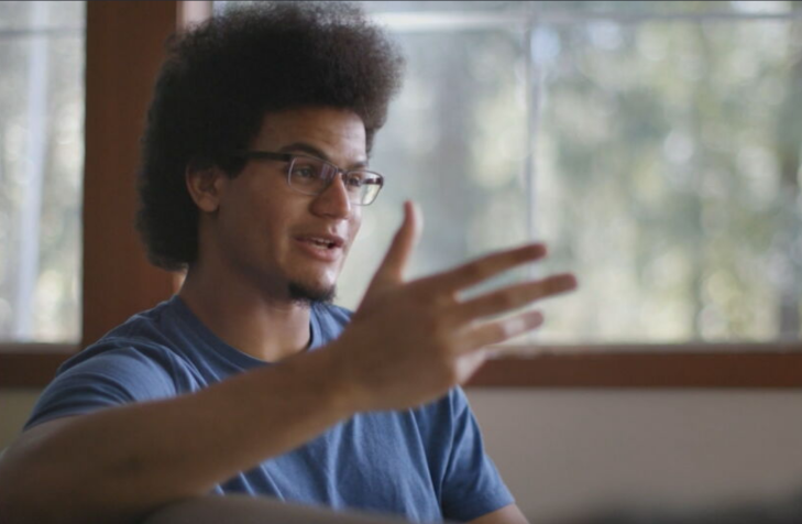 Quando criança, John sofreu um abuso sexual e desenvolveu um vício por telas / CNN