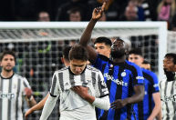Brasileiro da Juventus faz pênalti no minuto final em clássico com três expulsos