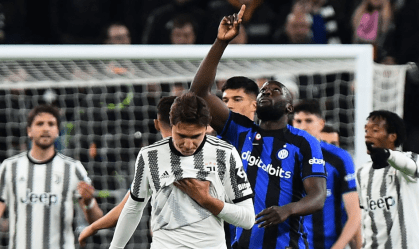 Brasileiro da Juventus faz pênalti no minuto final em clássico com três expulsos