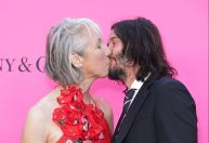 Keanu Reeves e a namorada Alexandra Grant dão raro beijo em público