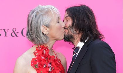 Keanu Reeves e a namorada Alexandra Grant dão raro beijo em público