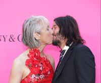 Keanu Reeves reage aos rumores de casamento com namorada de longa data