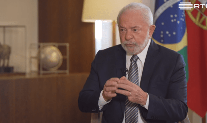Em entrevista à mídia estatal portuguesa RTP publicada neste domingo (23), Lula foi questionado por suas declarações sobre os EUA e UE terem propiciado o prolongamento da guerra na Ucrânia com o envio de armamento militar.