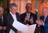 Satisfação corrigir um dos maiores erros contra cultura brasileira, diz Lula ao entregar prêmio Camões para Chico Buarque