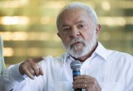 Bolsonaro está em casa com o rabinho preso, está prestando depoimento, diz Lula durante evento no CE
