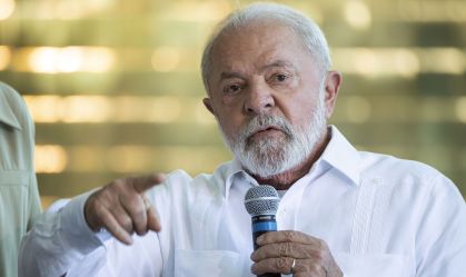 Bolsonaro está em casa com o rabinho preso, está prestando depoimento, diz Lula durante evento no CE