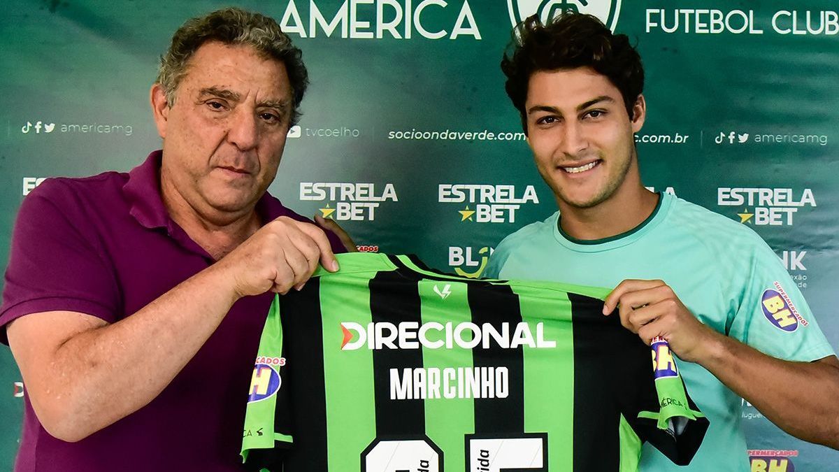 Salum e Marcinho na apresentação do jogador pelo América-Mineiro