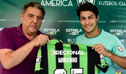 Salum e Marcinho na apresentação do jogador pelo América-Mineiro