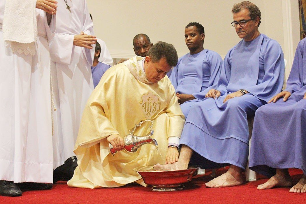 Na tradição cristã, Jesus lava os pés dos discípulos em demonstração de amor, humildade e serviço / Diocese de Valadares