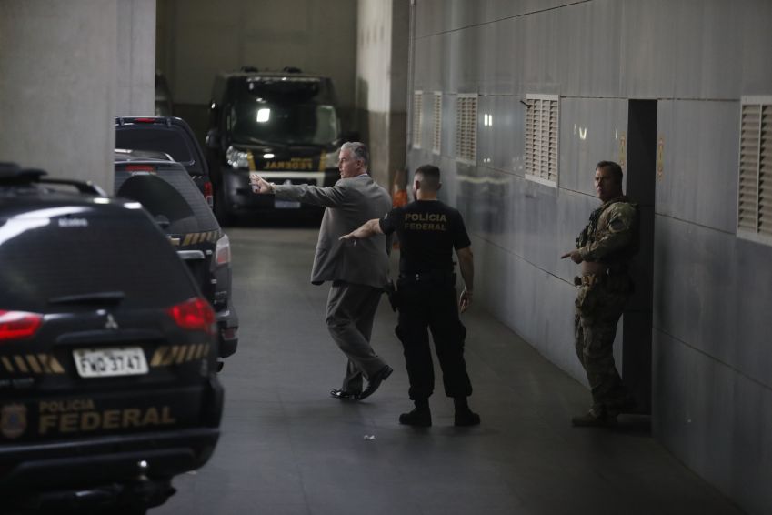 Movimento de policiais federais no Aeroporto de Guarulhos, onde desembarca o empresário Thiago Brennand / Alex Silva/Estadão Conteúdo