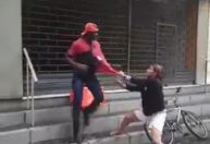 Mulher que agrediu entregadores nega racismo e alega que foi vítima de homofobia