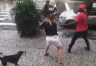 Mulher que agrediu entregadores apresenta atestado e não presta depoimento