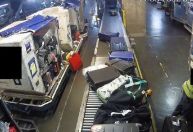 Entenda como criminosos trocam etiquetas de bagagem por malas com drogas em aeroporto