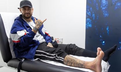 Neymar viaja para Barcelona e comemora título com ex-companheiros, diz jornal