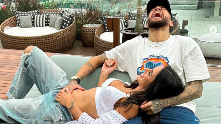 Neymar e Bruna Biancardi confirmam gravidez nas redes sociais