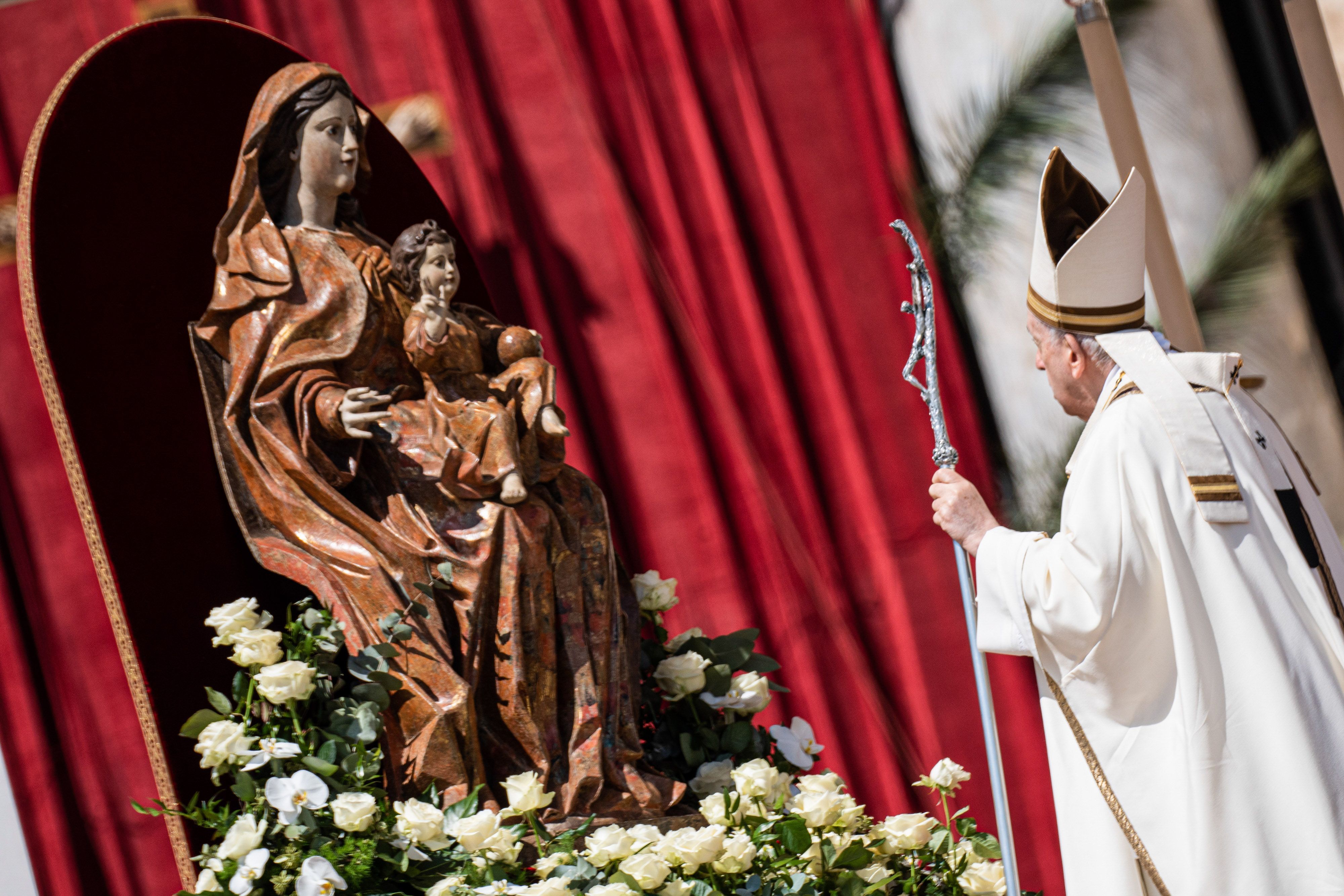 Papa Francisco presta homenagem à Virgem Maria antes de deixar a Praça de São Pedro após a missa de Páscoa / Stefano Costantino/SOPA Images/LightRocket via Getty Images