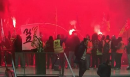 Manifestantes invadem escritório da BlackRock em Paris contra a reforma da Previdência