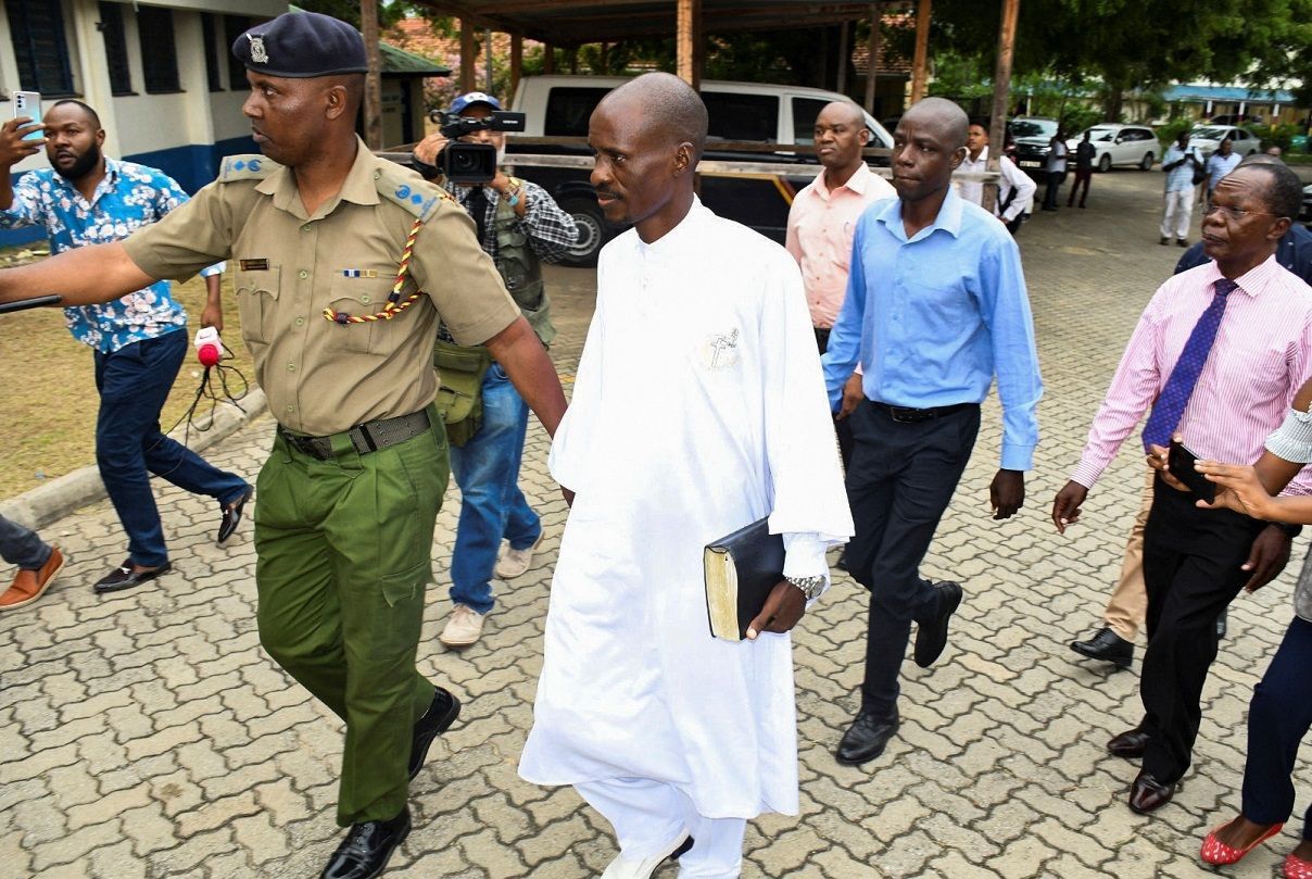 Detetives conduzem o pastor Ezekiel Ombok Odero, investigado por envolvimento na morte de seus seguidores, em Mombasa, Quênia