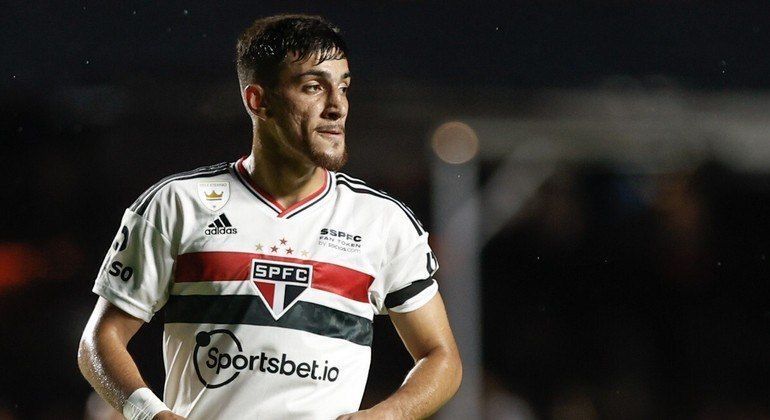 Pedrinho está afastado do São Paulo