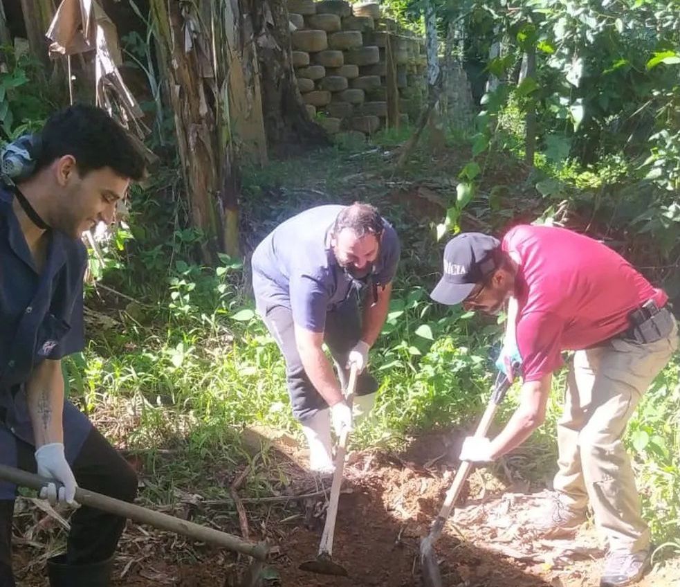 Policiais no local do crime em Ubatuba