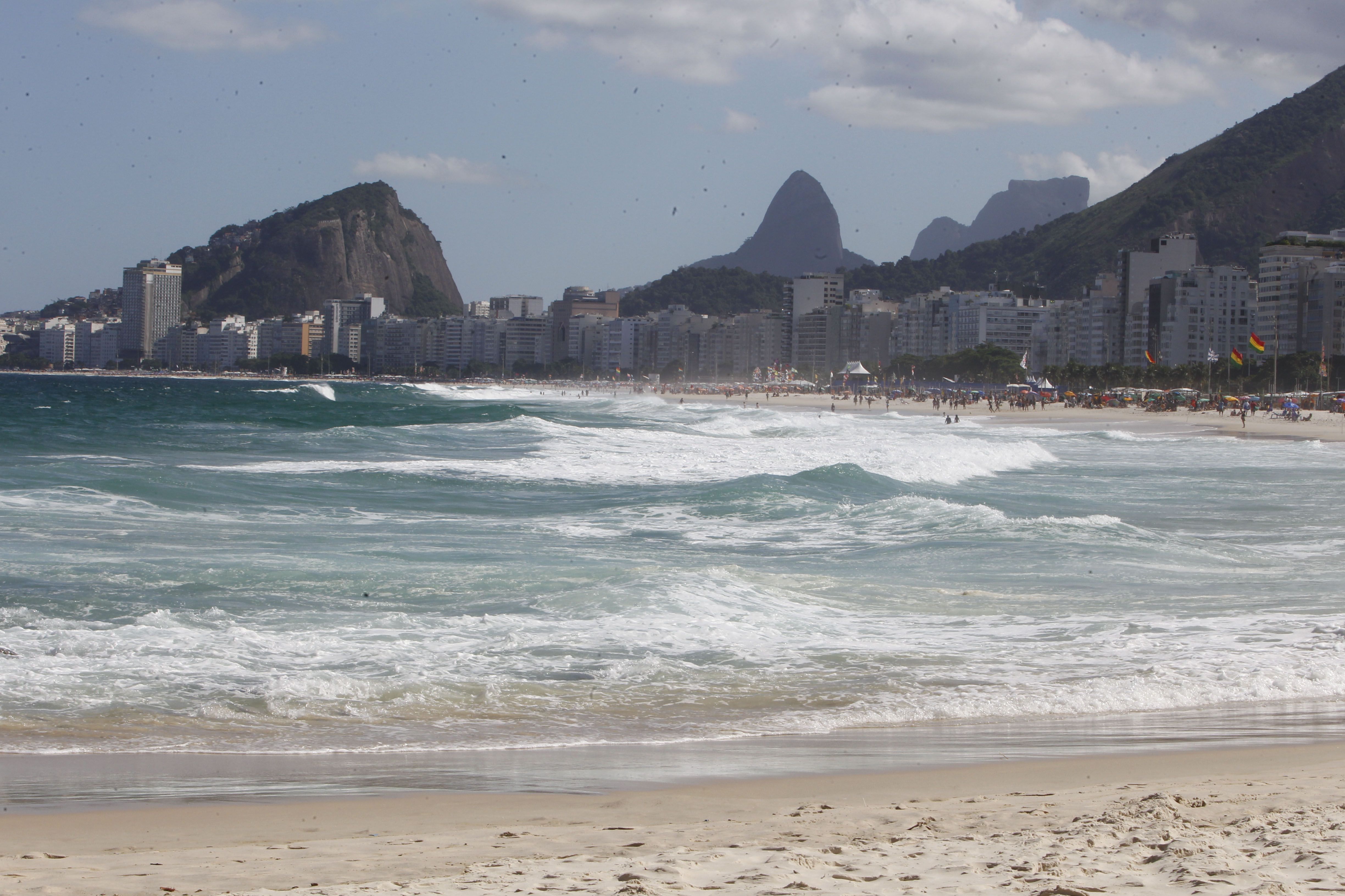 RJ - MOVIMENTAÇÃO/PRAIA DO LEME/ZONA SUL - GERAL - Movimentação na Praia do Leme, Zona Sul do Rio de Janeiro. Nesta Quinta-Feira (20). 20/04/2023