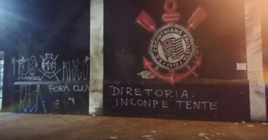 Muros do Parque São Jorge pichados na manhã desta sexta-feira