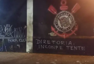 “Fora, Cuca”: Muros são pichados contra técnico no Corinthians