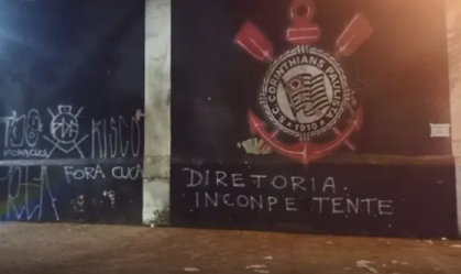 “Fora, Cuca”: Muros são pichados contra técnico no Corinthians