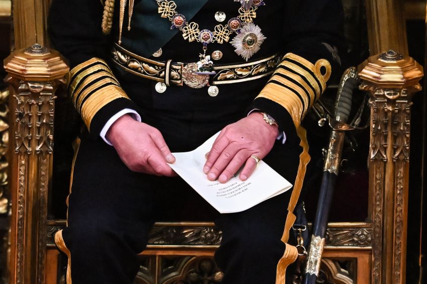 Rei Charles III, detalhe dos dedos inchados / Ben Stansall/WPA Pool/Getty Images