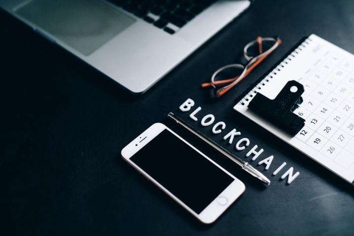 / Relação entre smart contracts e blockchains - Imagem: Pexels