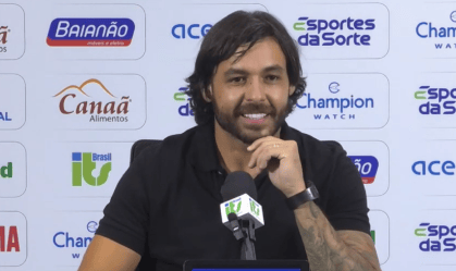 Ricardo Goulart na coletiva de despedida do futebol