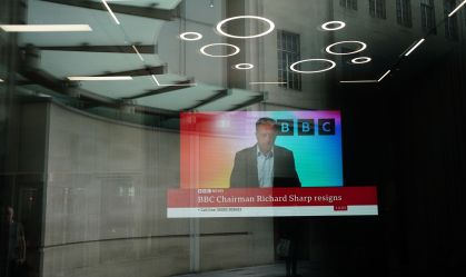 Richard Sharp, presidente do conselho da BBC, se demite após violar regras sobre empréstimo de Boris Johnson
