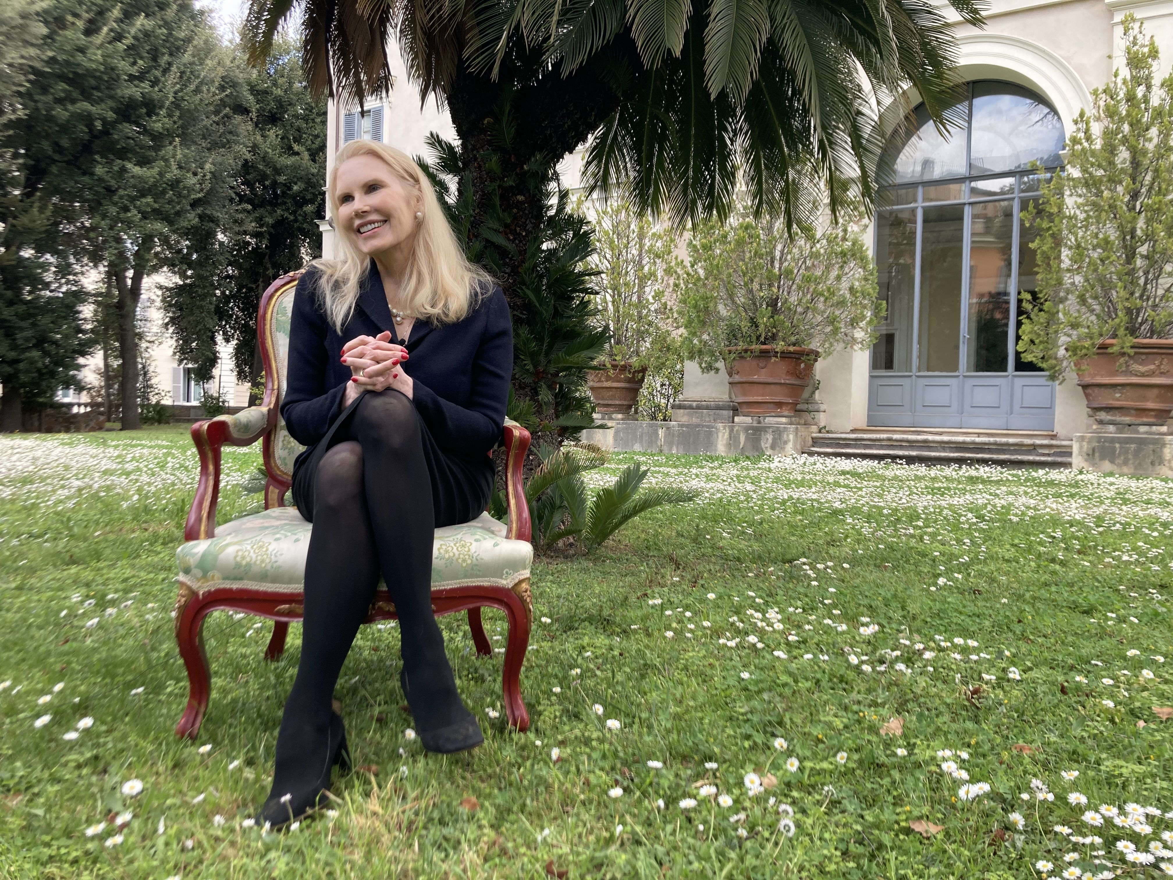 ROMA, ITÁLIA - 07 DE ABRIL: Rita Jenrette Boncompagni Ludovisi, viúva do príncipe Nicolo, fala após um leilão do que pode ser uma das propriedades mais caras do mundo - uma vila no centro de Roma, Itália, em 07 de abril de 2022, com uma pintura única de Caravaggio e um preço de quase 400 milhões falhou pela segunda vez na quinta-feira, deixando seu destino na balança.