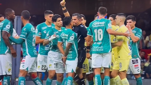 Momento em que árbitro acerta Lucas Romero com uma joelhada