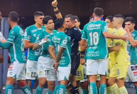 Ex-jogador do Cruzeiro é agredido por árbitro no México; veja