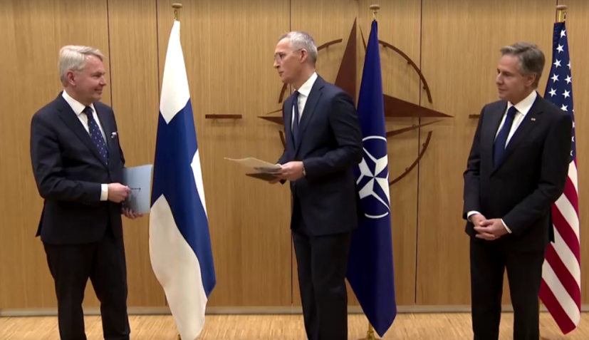 Ministro das Relações Exteriores finlandês, Pekka Haavisto, secretário-geral da Otan, Jens Stoltenberg, e secretário de Estado dos EUA, Antony Blinken, na sede da Otan, em Bruxelas. / NATO TV