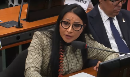 Deputada Silvia Waiãpi diz que é "obrigada a aceitar" transexuais em discurso na Câmara