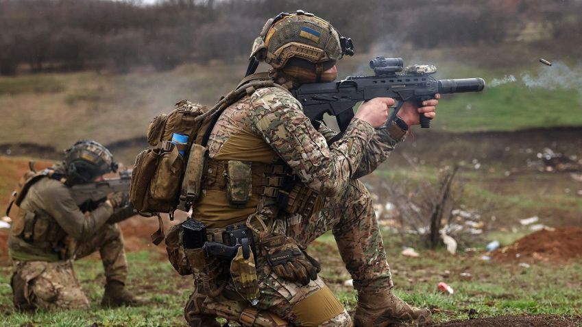 Forças especiais ucranianas preparam suas armas na região de Bakhmut / Kai Pfaffenbach/Reuters