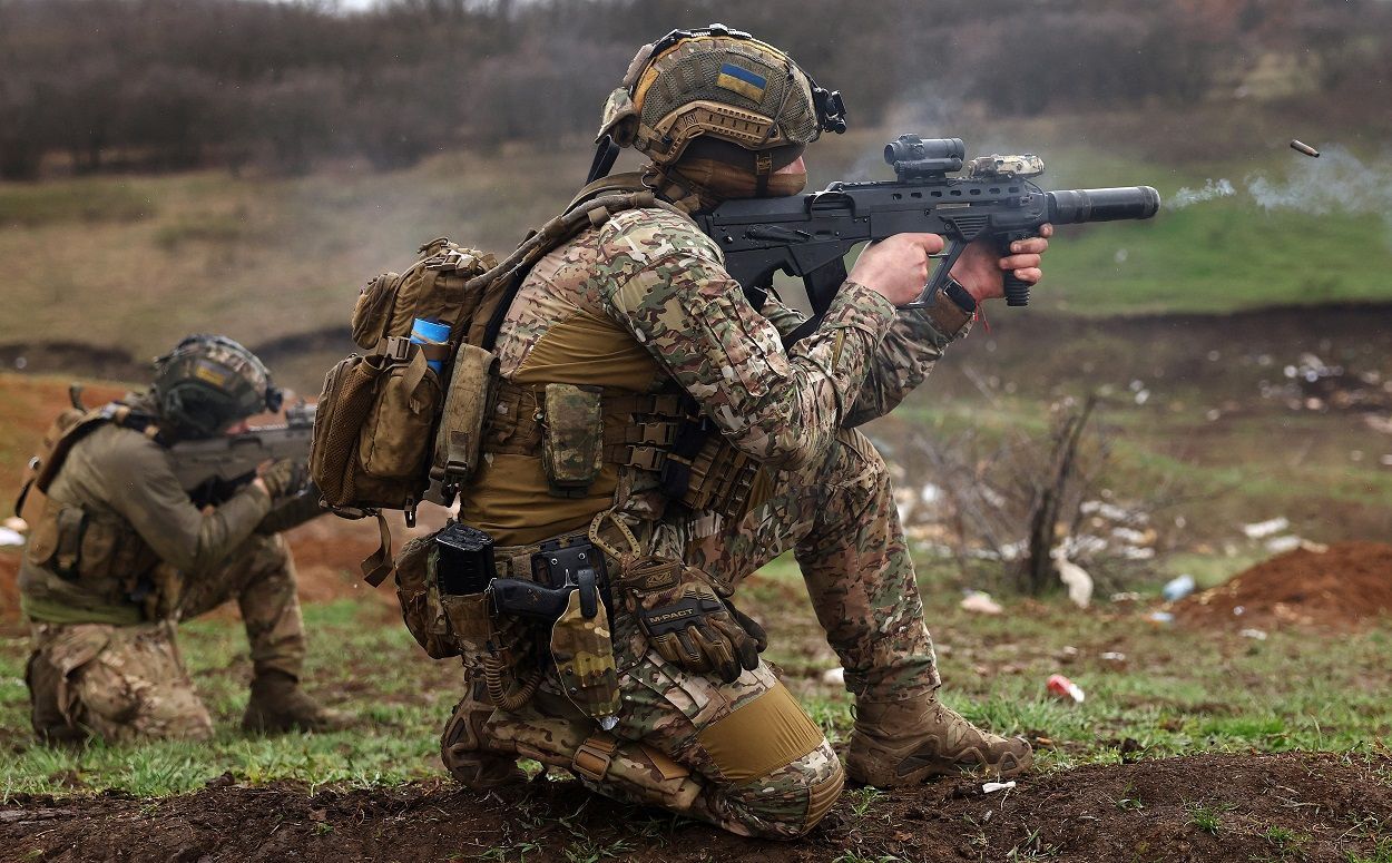 Forças especiais ucranianas preparam suas armas na região de Bakhmut / REUTERS/Kai Pfaffenbach