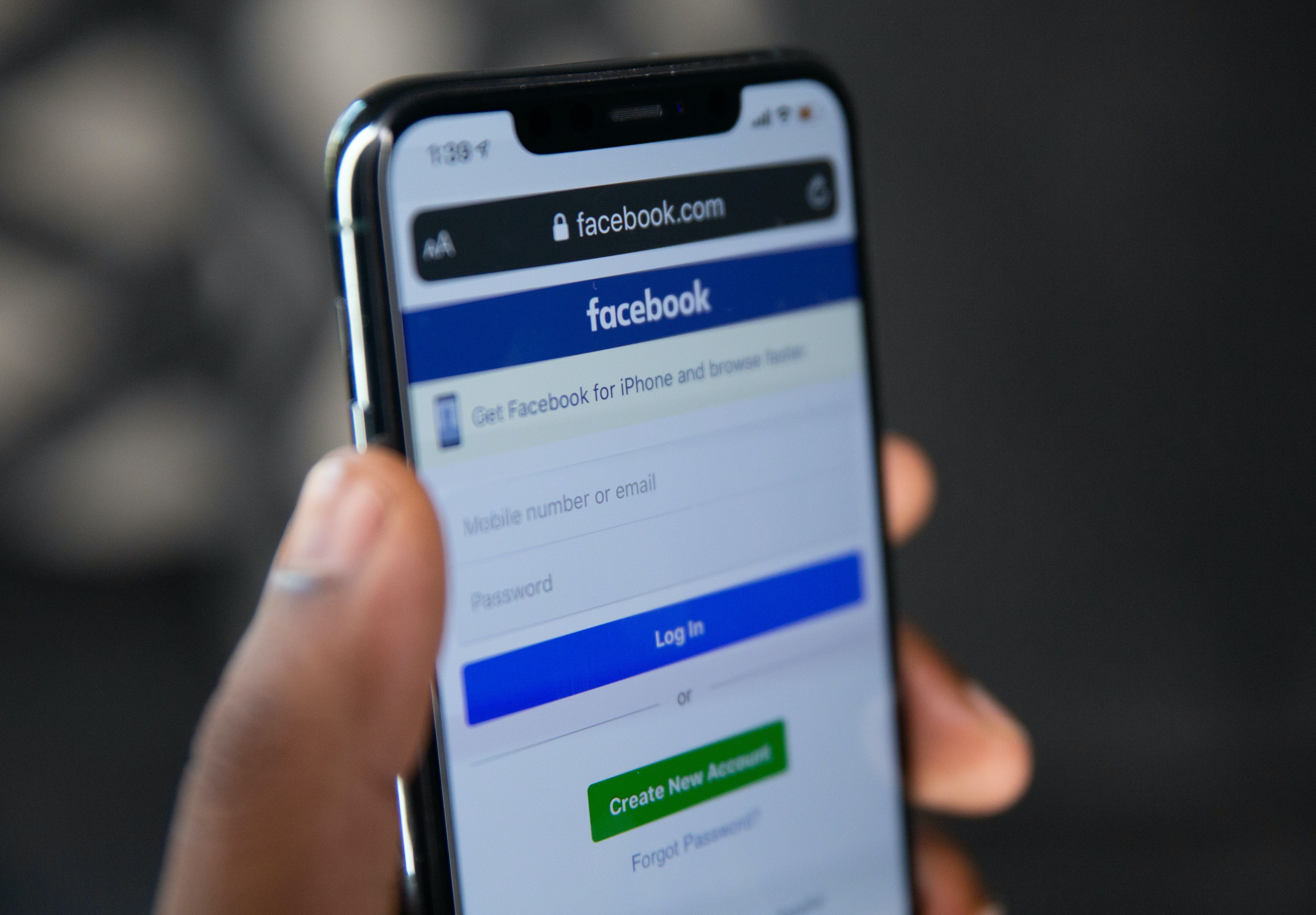 Mulher é condenada por fala racista no Facebook