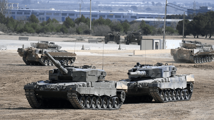 Militares ucranianos recebem treinamento em tanques de batalha Leopard 2 no centro de treinamento do exército espanhol em Zaragoza, Espanha, em 13 de março 2023 / Oscar del Pozo/AFP/Getty Images