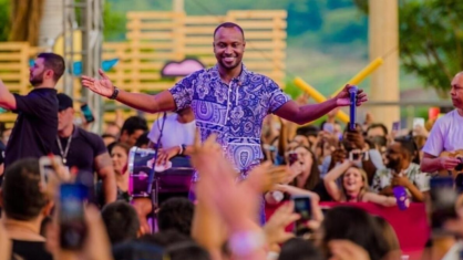 Thiaguinho durante show da turnê Tardezinha