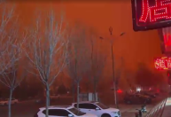 Forte tempestade de areia “engole” cidade no norte da China e céu fica laranja