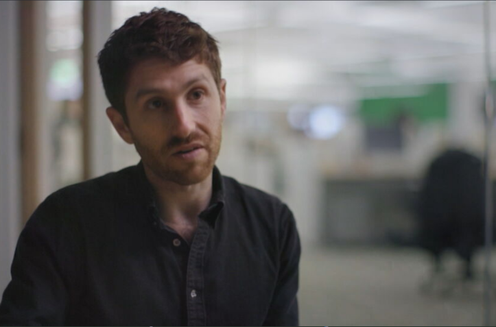 Tristan Harris, co-fundador do Center for Humane Technology explica que as redes sociais são projetadas para viciar os seus usuários / CNN